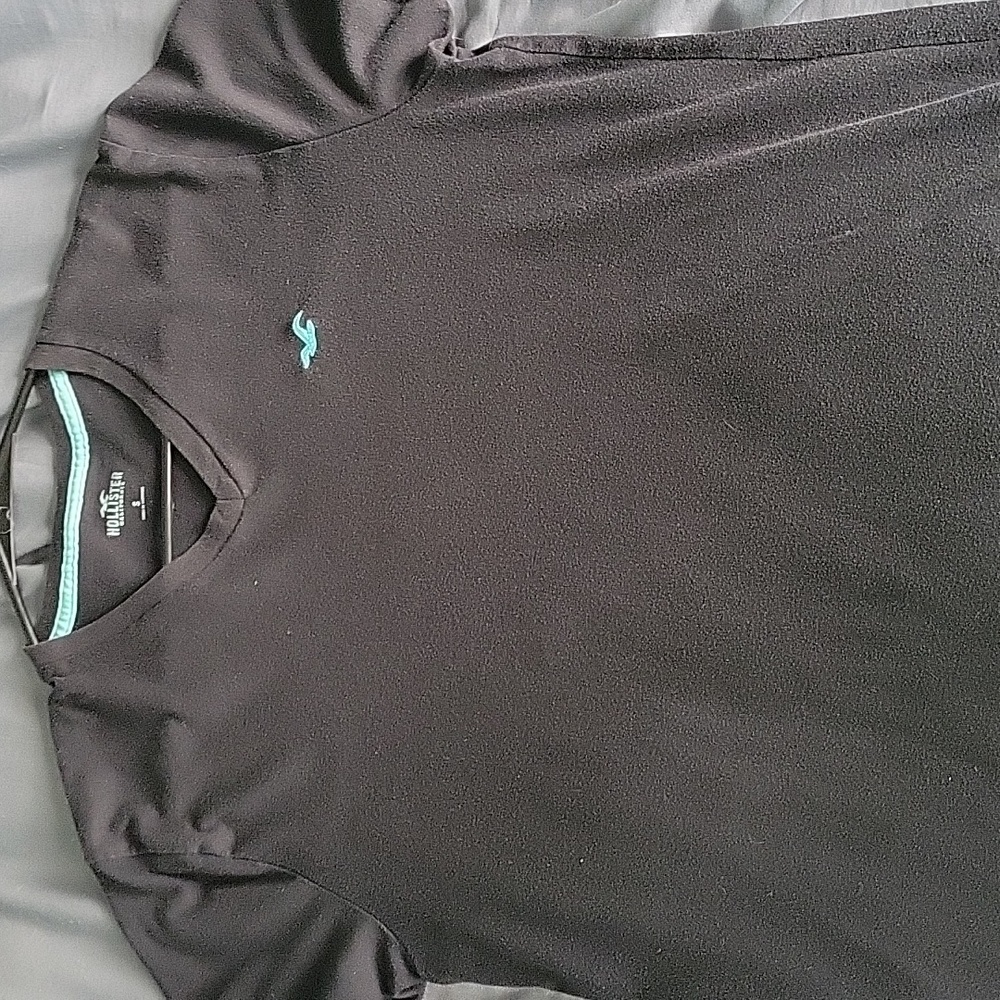 Hollister v neck tshirt